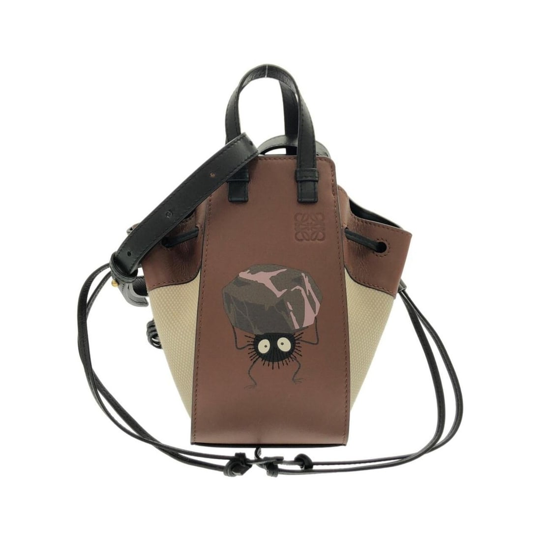 Loewe SUSUWATARI HAMMOCK DW MINI A538V07X14 Shoulder Bag: --- Catalog ---Category: SizeSize (HxWxD): 21cm x 21cm x 11cm / 8.26'' x 8.26'' x 4.33''Category: DesignType: Shoulder bagColor: BrownGender: Women,MenMaterial: Canvas Category: GeneralMPN: