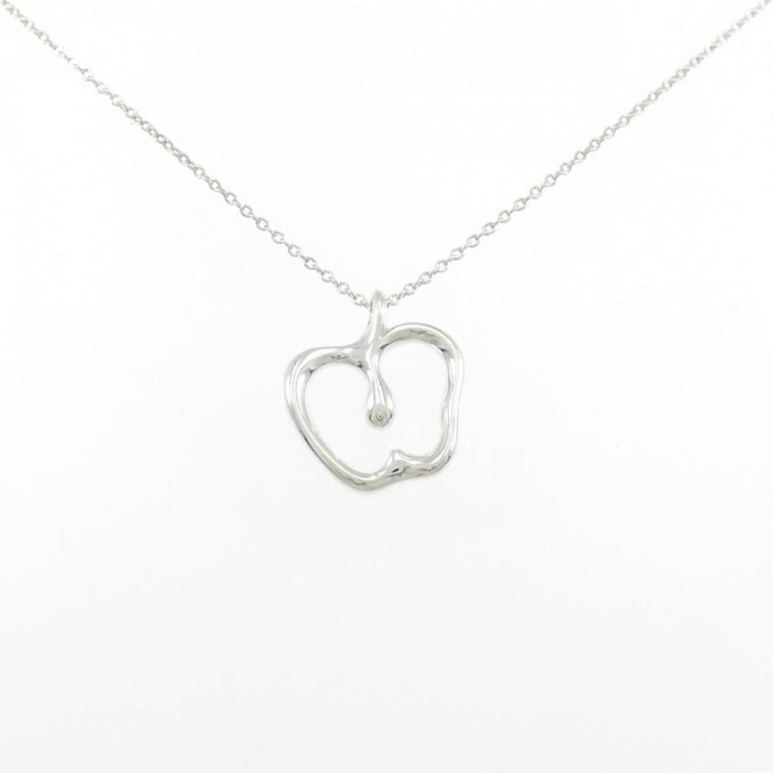Tiffany Apple Small Necklace: --- Catalog ---Category: SizeWidth: 1mm / 0.04''Weight: 3g / 0.1oz.Pendant Size: 17.6mm x 15.9mm / 0.69'' x 0.62''Neck Circumference: 41 cm / 16.14''Category: DesignGender: WomenMaterial: Silver