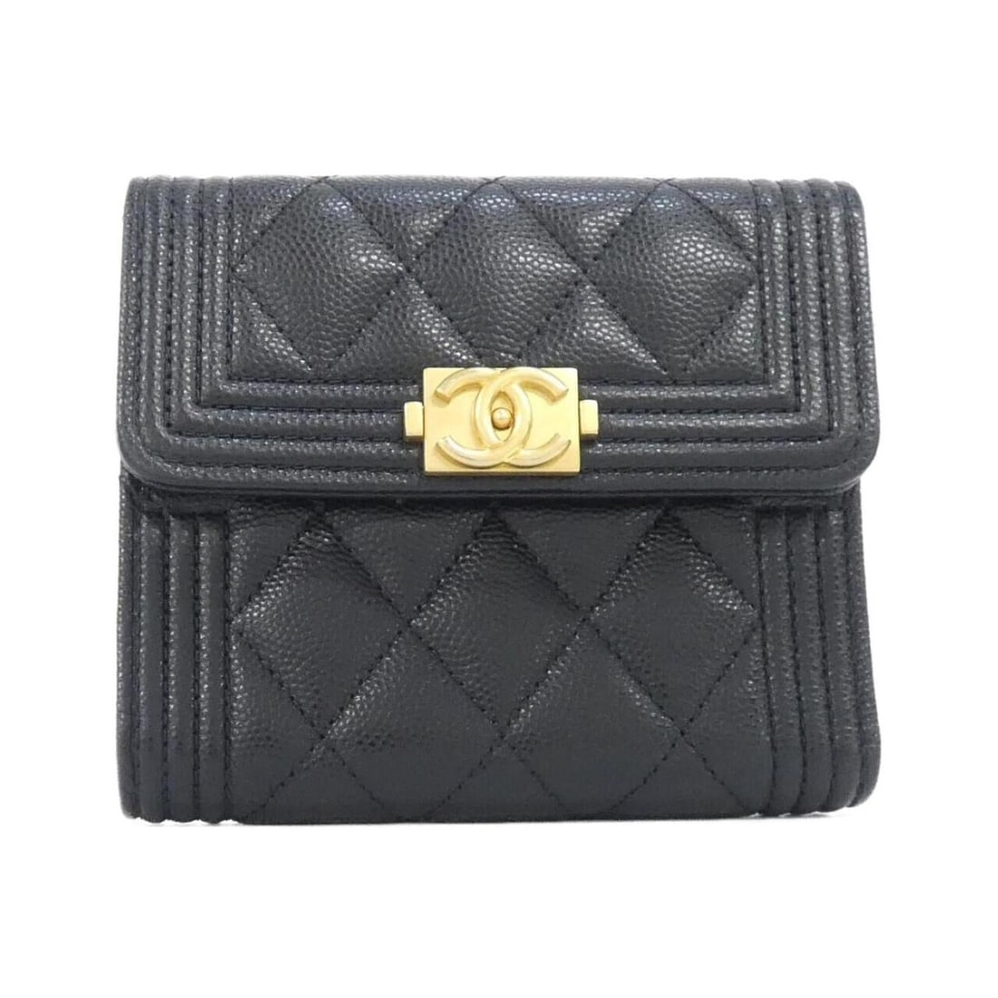 Chanel Boy line 80734 wallet: --- Catalog ---Category: SizeSize (HxWxD): 10cm x 12cm x 2cm / 3.93'' x 4.72'' x 0.78''Category: DesignType: Wallet (tri-fold)Color: BlackGender: WomenMaterial: Grained Calfskin Category: