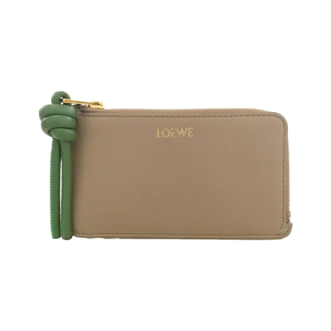Loewe CEM1Z40X02 Wallet/Coin Case: --- Catalog ---Category: SizeSize (HxWxD): 7cm x 13cm x 5.00mm / 2.75'' x 5.11'' x 0.19''Category: DesignType: Coin purse/coin caseColor: Beige, GreenGender: WomenMaterial: Leather Leather/Fur Type: C