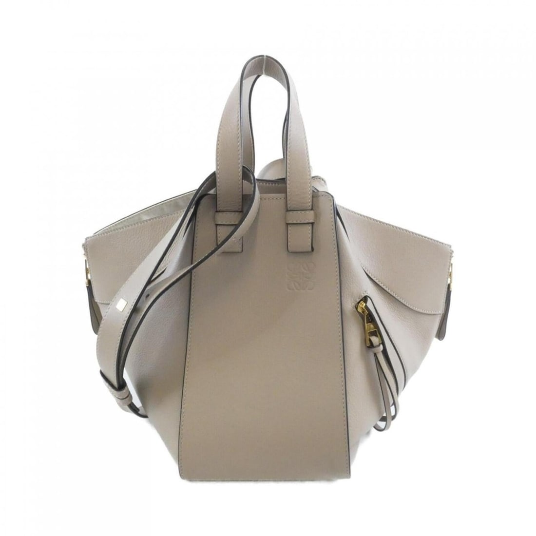Loewe Hammock Small 387 30 S35 Shoulder Bag: --- Catalog ---Category: SizeSize (HxWxD): 24cm x 14cm x 28cm / 9.44'' x 5.51'' x 11.02''Category: DesignType: Shoulder bagColor: Beige, SandGender: WomenMaterial: Leather Leather/Fur Type: