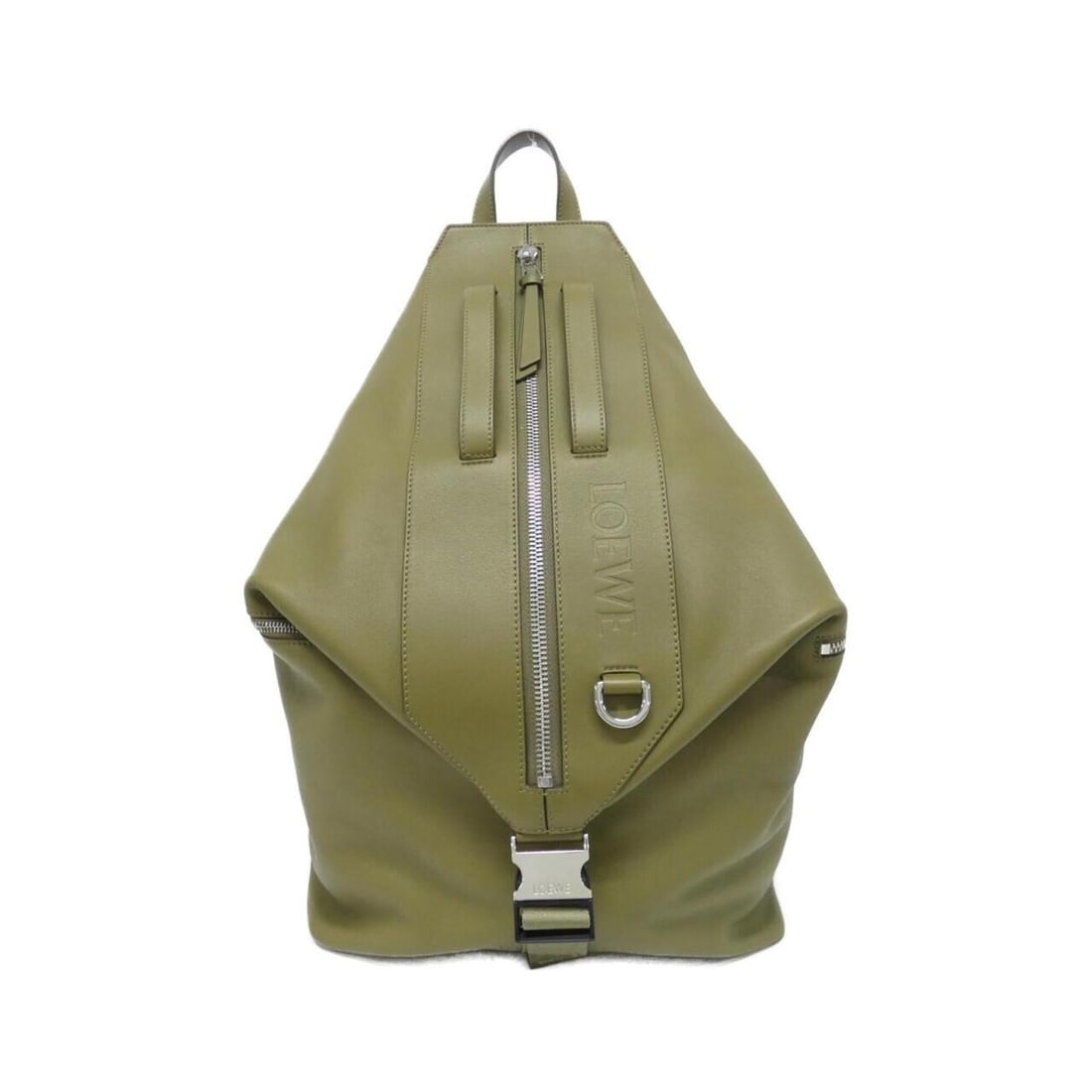 Loewe Convertible Backpack B777W36X03 Rucksack: --- Catalog ---Category: SizeSize (HxWxD): 47cm x 32cm x 15cm / 18.5'' x 12.59'' x 5.9''Category: DesignType: BackpackColor: OliveGender: Men,WomenMaterial: Leather Hardware Color: SilverLeather/Fur T