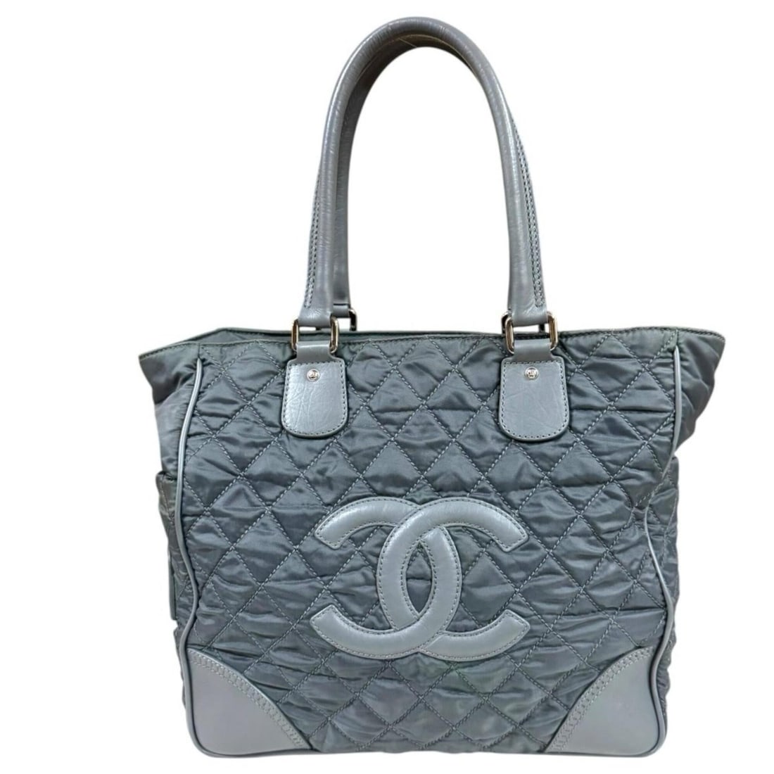 Chanel Paris New York Line Coco Mark Tote Bag, Nylon A33100, Gray, Women's CHANEL: --- Catalog ---Category: SizeWeight: 1.05kg / 2.31lb.Size (HxWxD): 31cm x 35cm x 14cm / 12.2'' x 13.77'' x 5.51''Handle Length: 49cm / 19.29''Category: DesignType: Tote bagColor: GrayGender: WomenClos