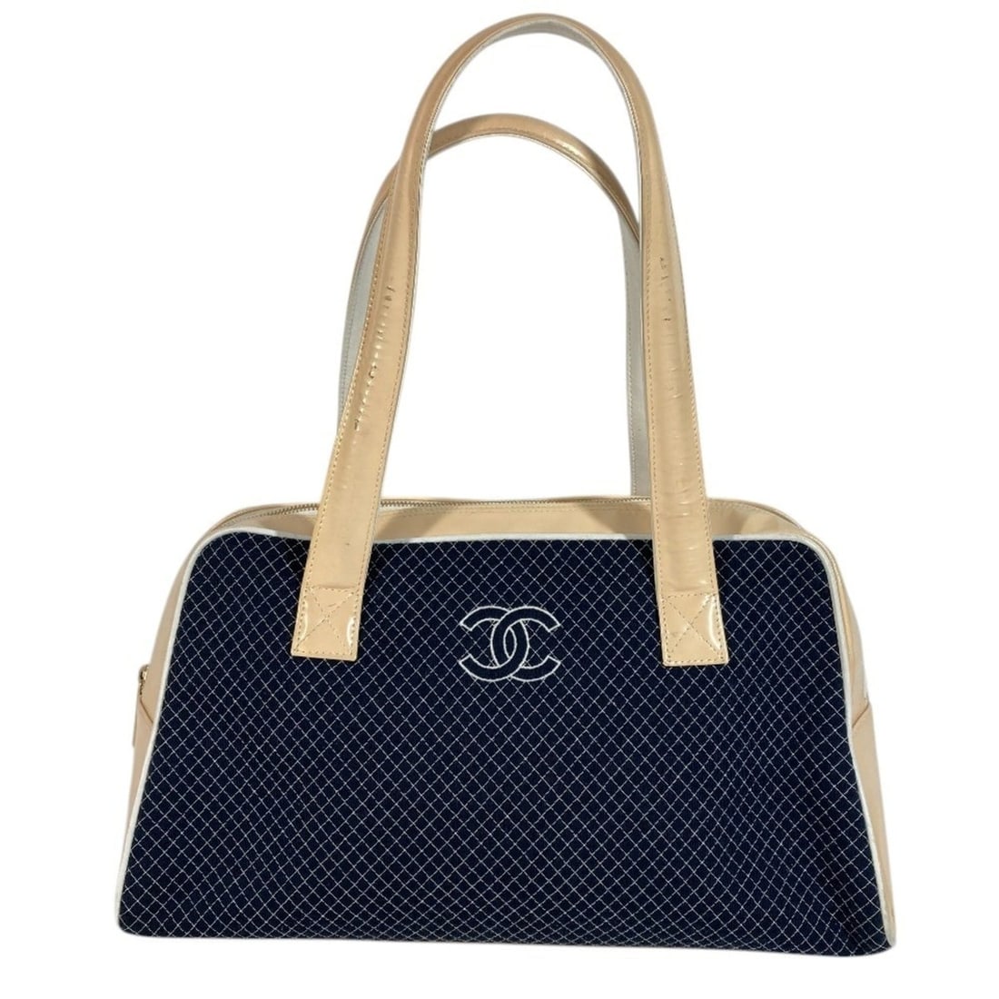 CHANEL sports bag, Boston CC logo, quilted, tote shoulder canvas, enamel, men's, women's, navy.: --- Catalog ---Category: SizeSize (HxWxD): 20cm x 37cm x 13.5cm / 7.87'' x 14.56'' x 5.31''Category: DesignType: Boston bag, Shoulder bag, Sports bag, Tote bagColor: Navy, WhiteGender: Men,WomenMateri