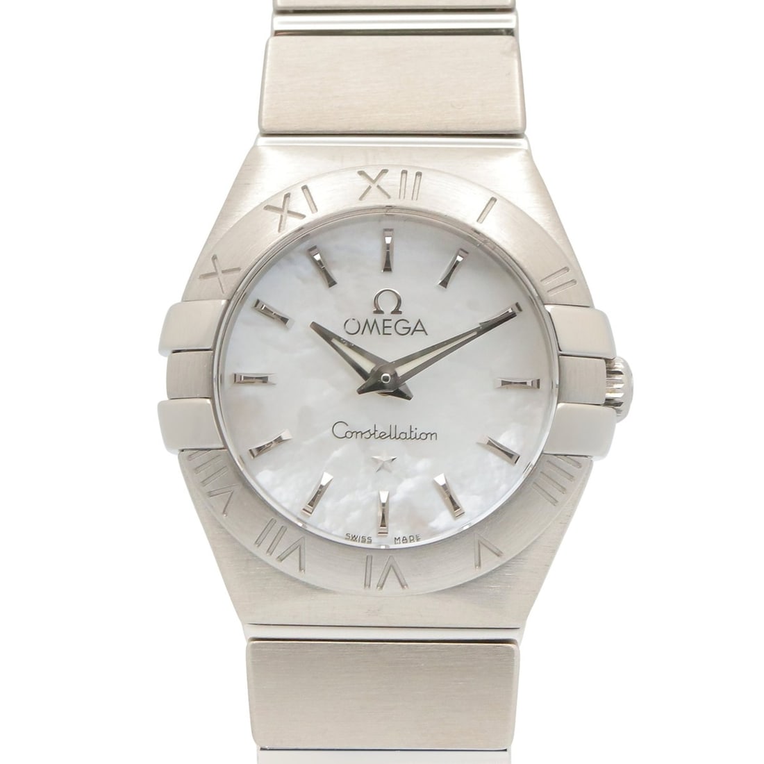 Omega Constellation watch, stainless steel, women's, white with mother-of-pearl, 123.10.24.60.05.001: --- Catalog ---Category: SizeWrist Size: 16cm / 6.29''Case Diameter: 24mm / 0.94''Category: DesignType: WristwatchGender: WomenColor (Dial): White shellMaterial (Band): Stainless steelMaterial (Case):