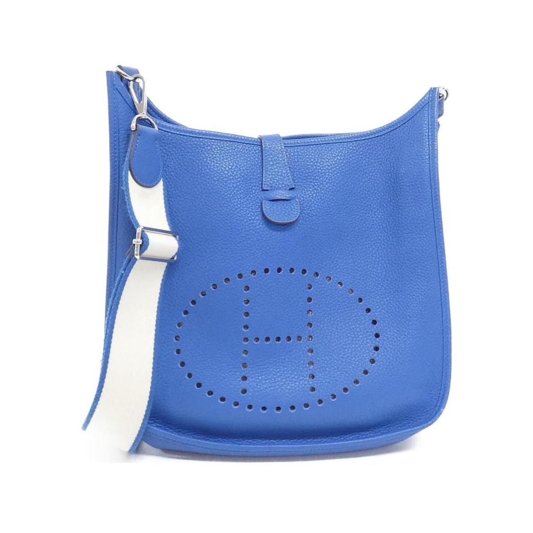 Hermes Evelyne 3 Amazon GM 063090CK Shoulder Bag: --- Catalog ---Category: SizeSize (HxWxD): 32cm x 30cm x 9cm / 12.59'' x 11.81'' x 3.54''Category: DesignType: Shoulder bagColor: Blue, WhiteGender: WomenMaterial: Taurillon clemence leather Hardware