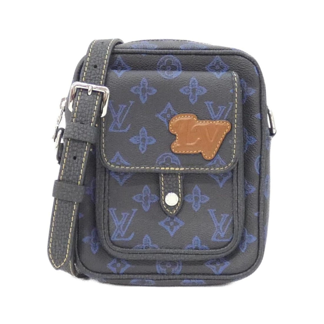 Louis Vuitton Monogram Record Christopher Wearable Wallet M81854 Shoulder Bag: --- Catalog ---Category: SizeSize (HxWxD): 17cm x 15cm x 8cm / 6.69'' x 5.9'' x 3.14''Category: DesignType: Shoulder bagColor: BlueGender: MenMaterial: Coated canvas Category: GeneralMPN:
