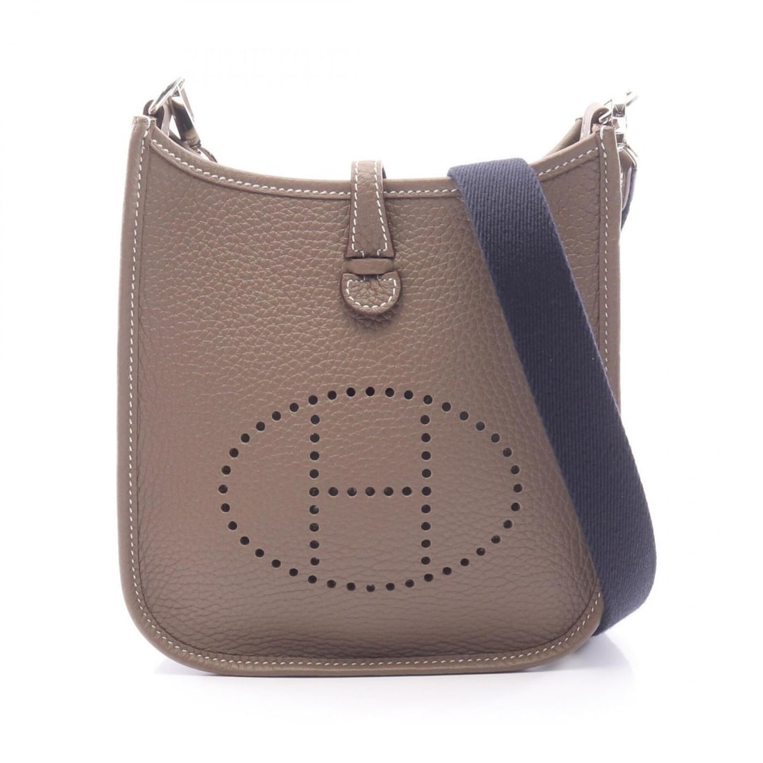 Hermes Evelyne TPM Amazon Etoupe Shoulder Bag Handbag Leather Taurillon Clemence Women's Gray: --- Catalog ---Category: SizeSize (HxWxD): 18cm x 16.5cm x 5.5cm / 7.08'' x 6.49'' x 2.16''Category: DesignType: Shoulder bagColor: Etoupe gray, GrayGender: WomenMaterial: Taurillon clemence leather C