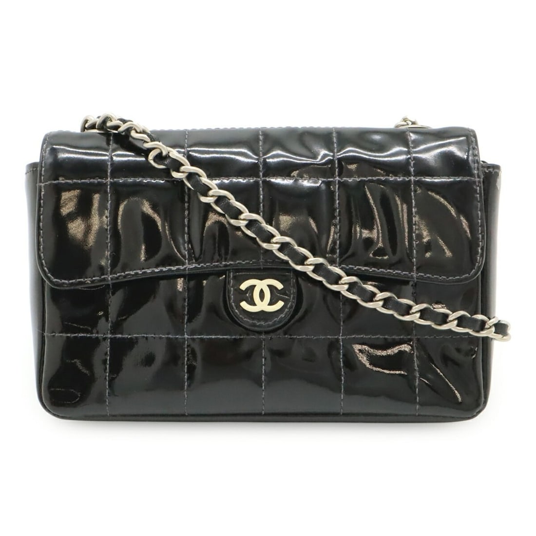 CHANEL 2.55 Chocolate Bar Chain Bag Shoulder Waist Pouch Enamel Patent Leather Black: --- Catalog ---Category: SizeSize (HxWxD): 10cm x 15.5cm x 4cm / 3.93'' x 6.1'' x 1.57''Category: DesignType: Pouch, Shoulder bagColor: Black, WhiteGender: WomenMaterial: Patent leather Category: