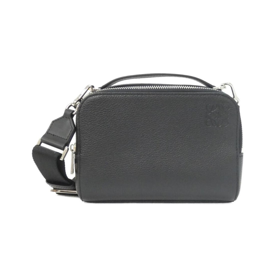 Loewe C660R41X02 Handbag: --- Catalog ---Category: SizeSize (HxWxD): 13cm x 18cm x 7cm / 5.11'' x 7.08'' x 2.75''Category: DesignType: HandbagColor: BlackGender: WomenMaterial: Leather Category: GeneralMPN: C660R41X02Brand: