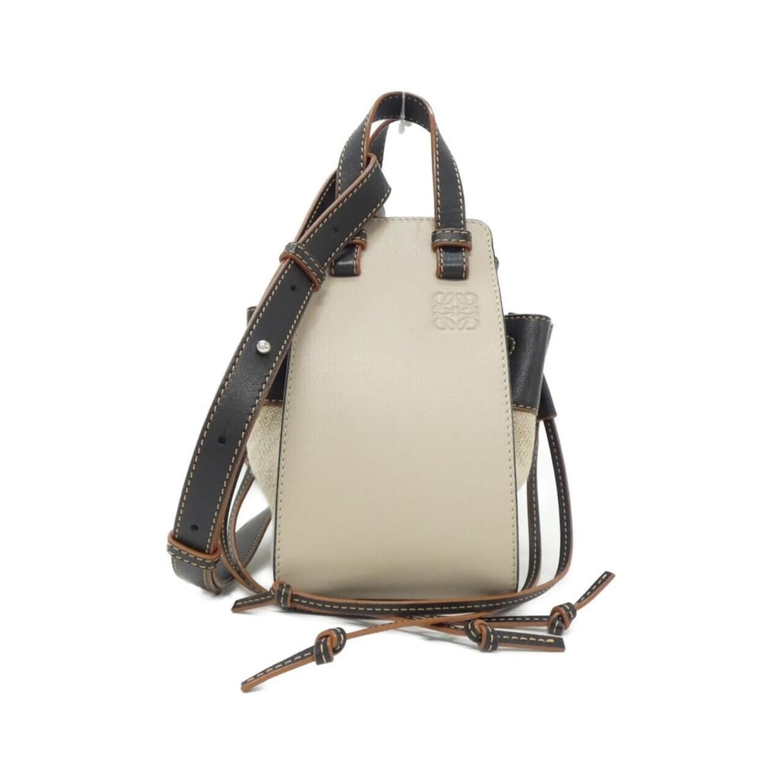 Loewe Hammock Drawstring Mini A538V07X06 Shoulder Bag: --- Catalog ---Category: SizeSize (HxWxD): 19cm x 17cm x 10cm / 7.48'' x 6.69'' x 3.93''Category: DesignType: Shoulder bagColor: BlackGender: WomenMaterial: Linen Category: GeneralMPN: A538V07X06Line: