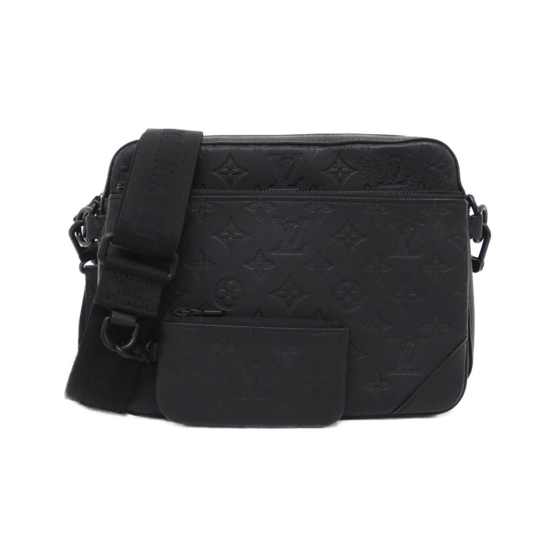 Louis Vuitton Monogram Shadow Trio Messenger M46602 Shoulder Bag: --- Catalog ---Category: SizeWeight: 730g / 1.6lb.Size (HxWxD): 18cm x 25cm x 7cm / 7.08'' x 9.84'' x 2.75''Strap Length: 134cm / 52.75''Category: DesignType: Shoulder bagColor: BlackGender: