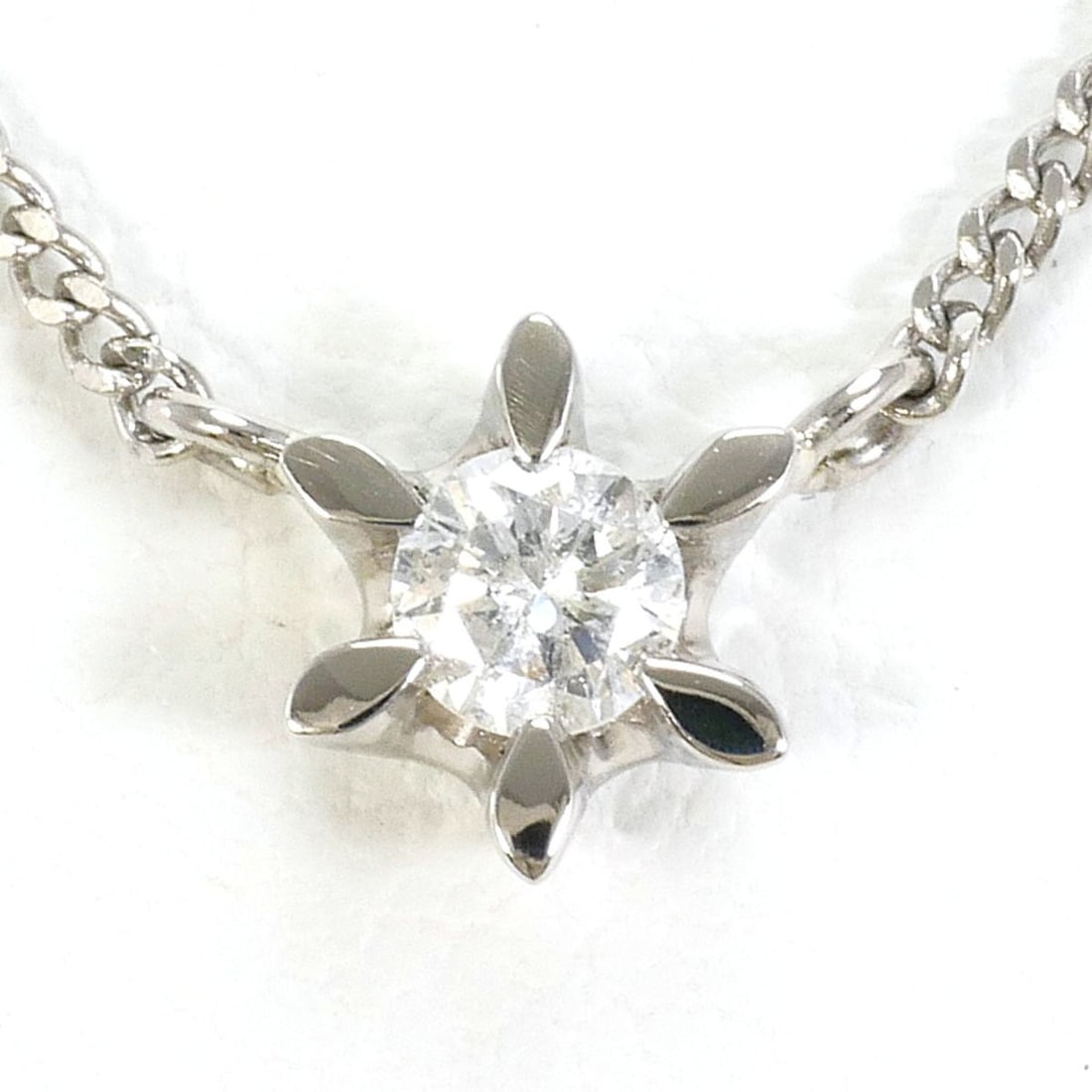 Pm850 Platinum Necklace with 0.1ct Diamond, Total Weight 2.6g, 41cm, Like New Condition: --- Catalog ---Category: SizeWeight: 2.6g / 0.09oz.Pendant Size: 5mm x 5mm / 0.19'' x 0.19''Neck Circumference: 41 cm / 16.14''Category: DesignColor: PlatinumMetal: PlatinumStone: DiamondGender: Women