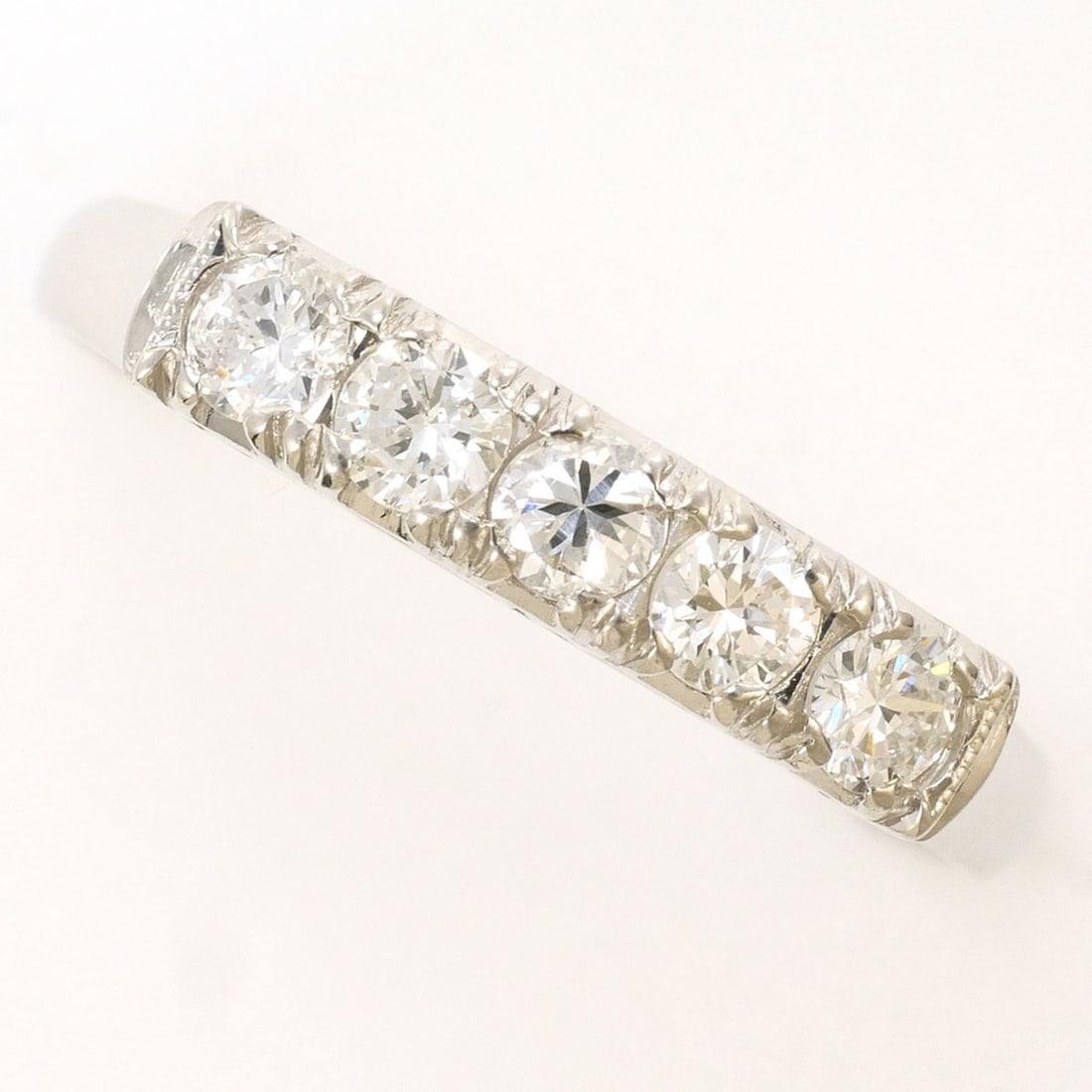 Platinum ring (PT) with 1 diamond (0.41ct), total weight 2.3g, like new condition.: --- Catalog ---Category: SizeWidth: 3mm / 0.12''Weight: 2.3g / 0.08oz.JP Size: 11US Size: 6Category: DesignType: Band ringColor: PlatinumMetal: PlatinumStone: DiamondGender: WomenMaterial: PlatinumWei