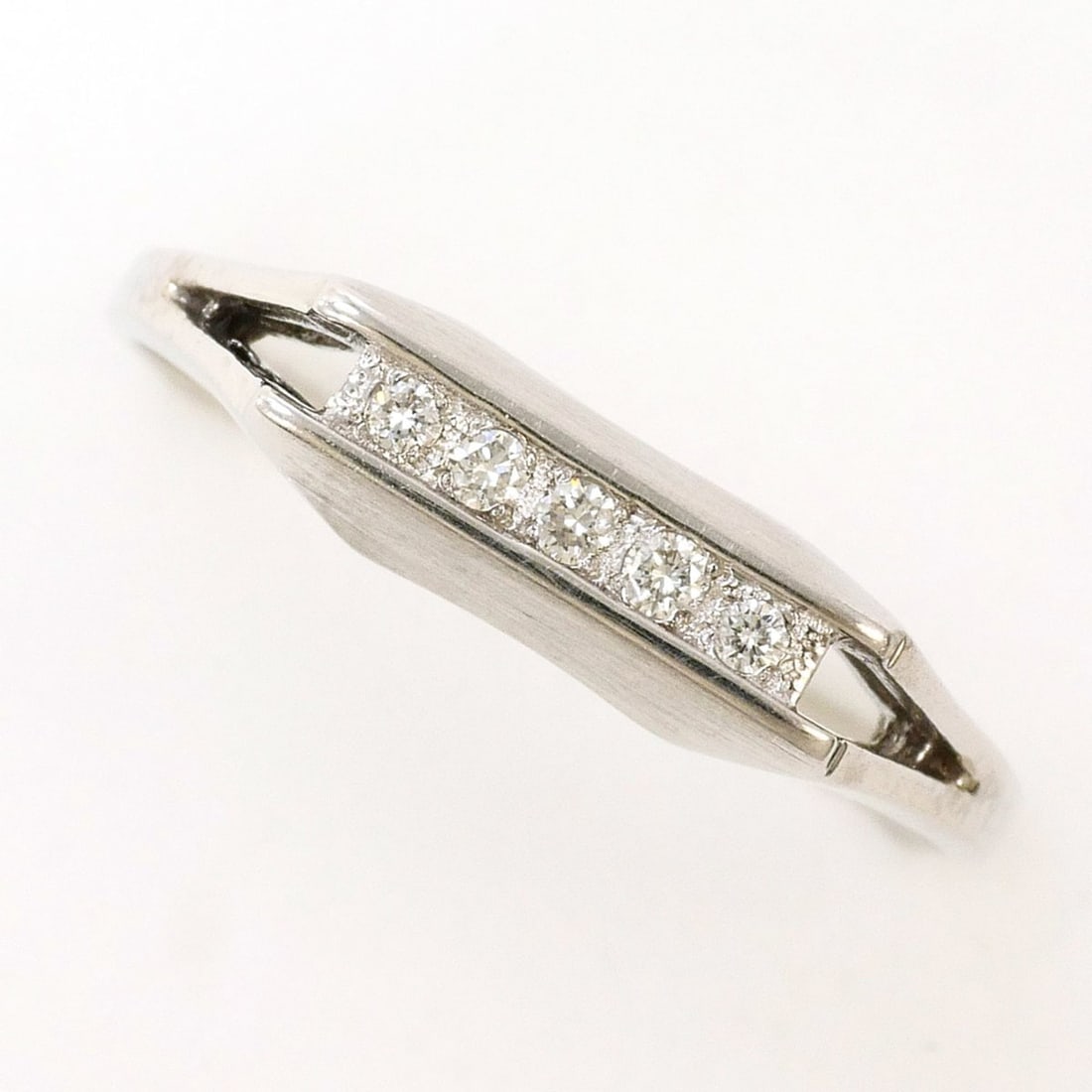 K14 14K WG White Gold Ring, 1 Diamond, 0.05ct, Total Weight 1.5g, Like New Condition.: --- Catalog ---Category: SizeWidth: 4mm / 0.16''Weight: 1.5g / 0.05oz.JP Size: 11.5US Size: 6Category: DesignType: Band ringColor: White goldMetal: White GoldStone: DiamondGender: WomenMaterial: White