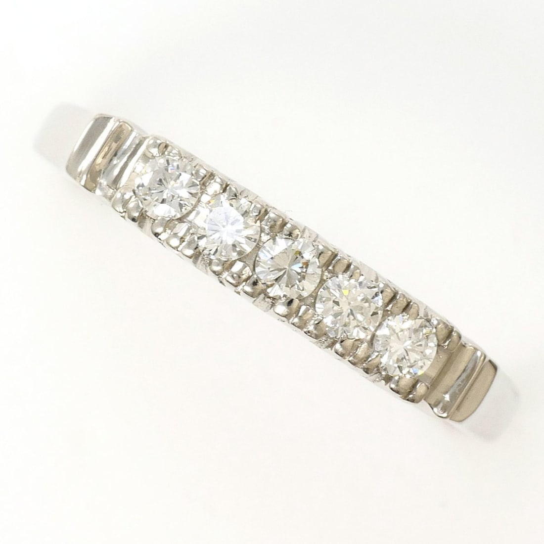 PT850 Platinum Ring, 1 Diamond (0.23ct), Total Weight 3.3g, Like New Condition.: --- Catalog ---Category: SizeWidth: 3mm / 0.12''Weight: 3.3g / 0.11oz.JP Size: 14US Size: 7Category: DesignType: Band ringColor: PlatinumMetal: PlatinumStone: DiamondGender: WomenMaterial: Platinum 85