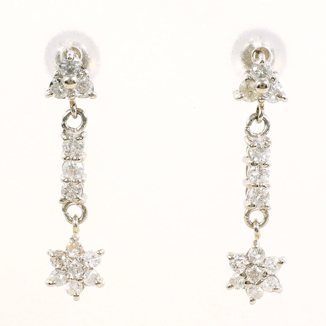 PT900 Platinum Earrings with 0.25ct Diamonds, Total Weight 2.0g, Like New Condition. (1 of 10)