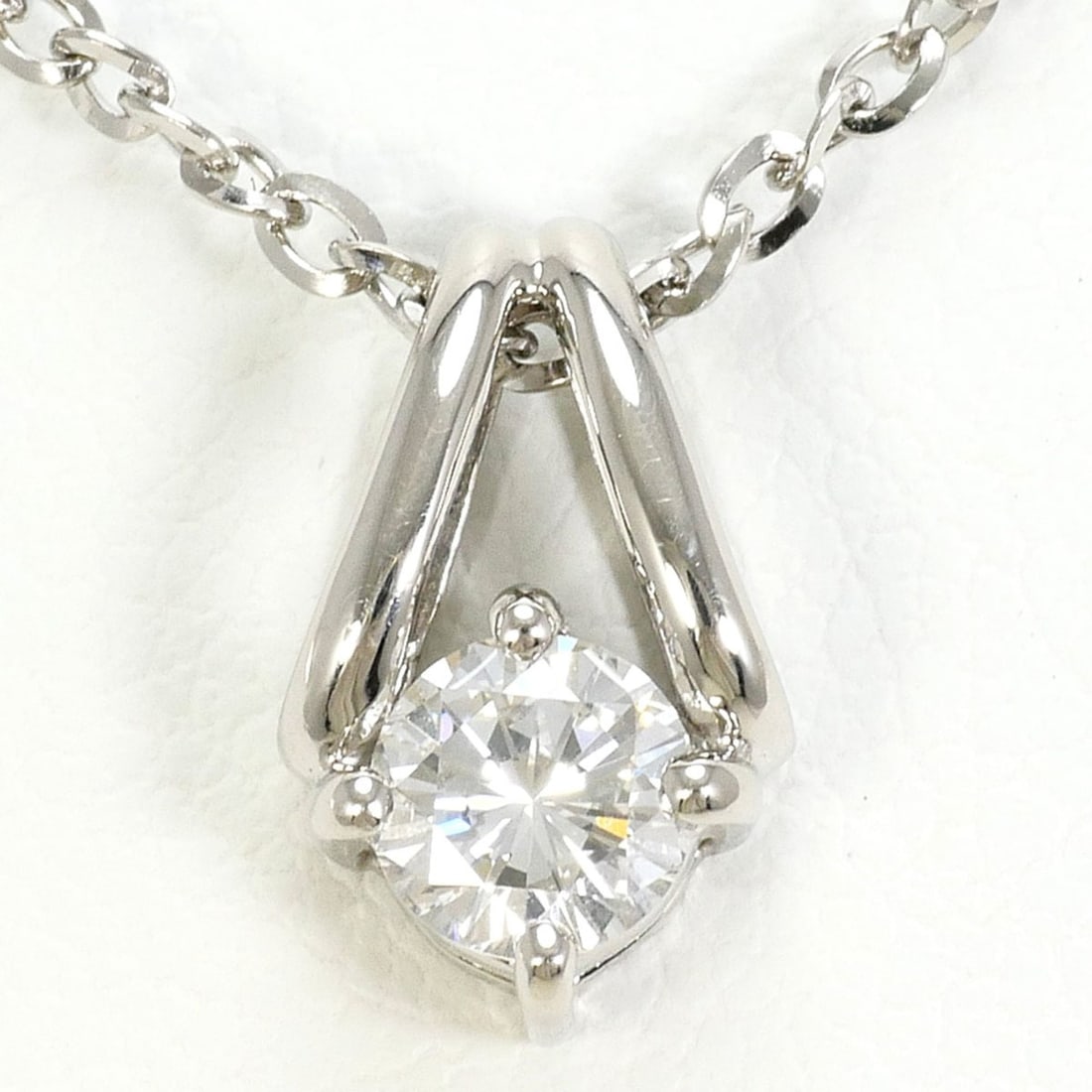 PT900 Platinum / PT850 Necklace with 0.31ct Diamond (VS1 clarity), Certified, Total Weight 4.8g,: --- Catalog ---Category: SizeWeight: 4.8g / 0.16oz.Pendant Size: 10mm x 6mm / 0.39'' x 0.23''Neck Circumference: 50 cm / 19.68''Category: DesignColor: PlatinumMetal: PlatinumStone: DiamondGender: Wome