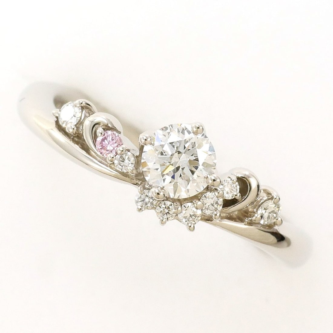 PT900 Platinum Ring with 0.282ct Diamond and 0.06ct Pink (SI2 clarity), Certificate of Authenticity,: --- Catalog ---Category: SizeWidth: 6mm / 0.24''Weight: 4.3g / 0.15oz.JP Size: 8US Size: 4.5Category: DesignType: Band ringColor: Blue, Clear, Pink, PlatinumMetal: PlatinumStone: DiamondGender: WomenM