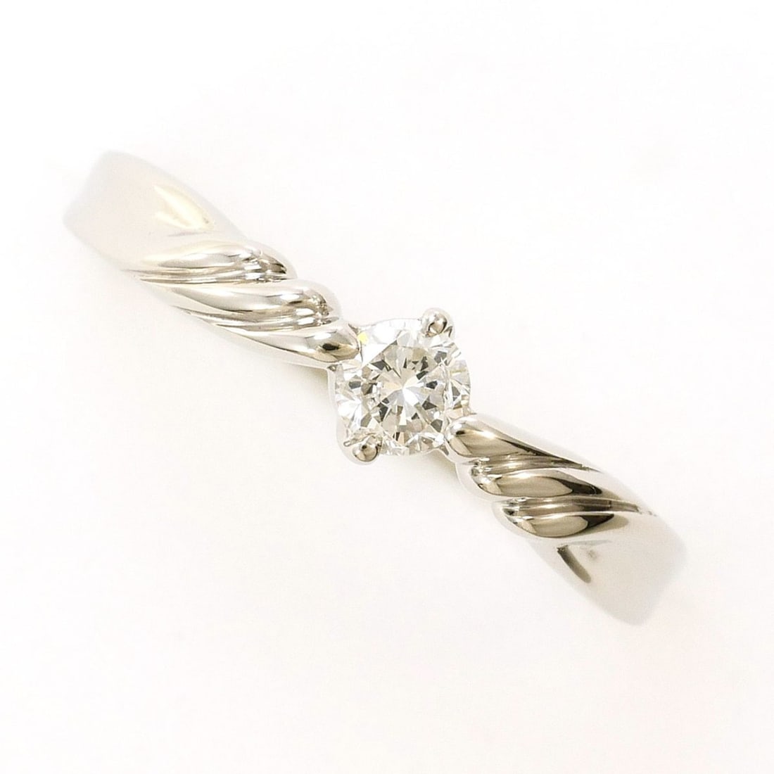 Platinum ring with 0.15ct diamond, total weight 2.8g, like new condition.: --- Catalog ---Category: SizeWidth: 4mm / 0.16''Weight: 2.8g / 0.09oz.JP Size: 10.5US Size: 5.5Category: DesignType: Band ringColor: PlatinumMetal: PlatinumStone: DiamondGender: WomenMaterial: Platinu