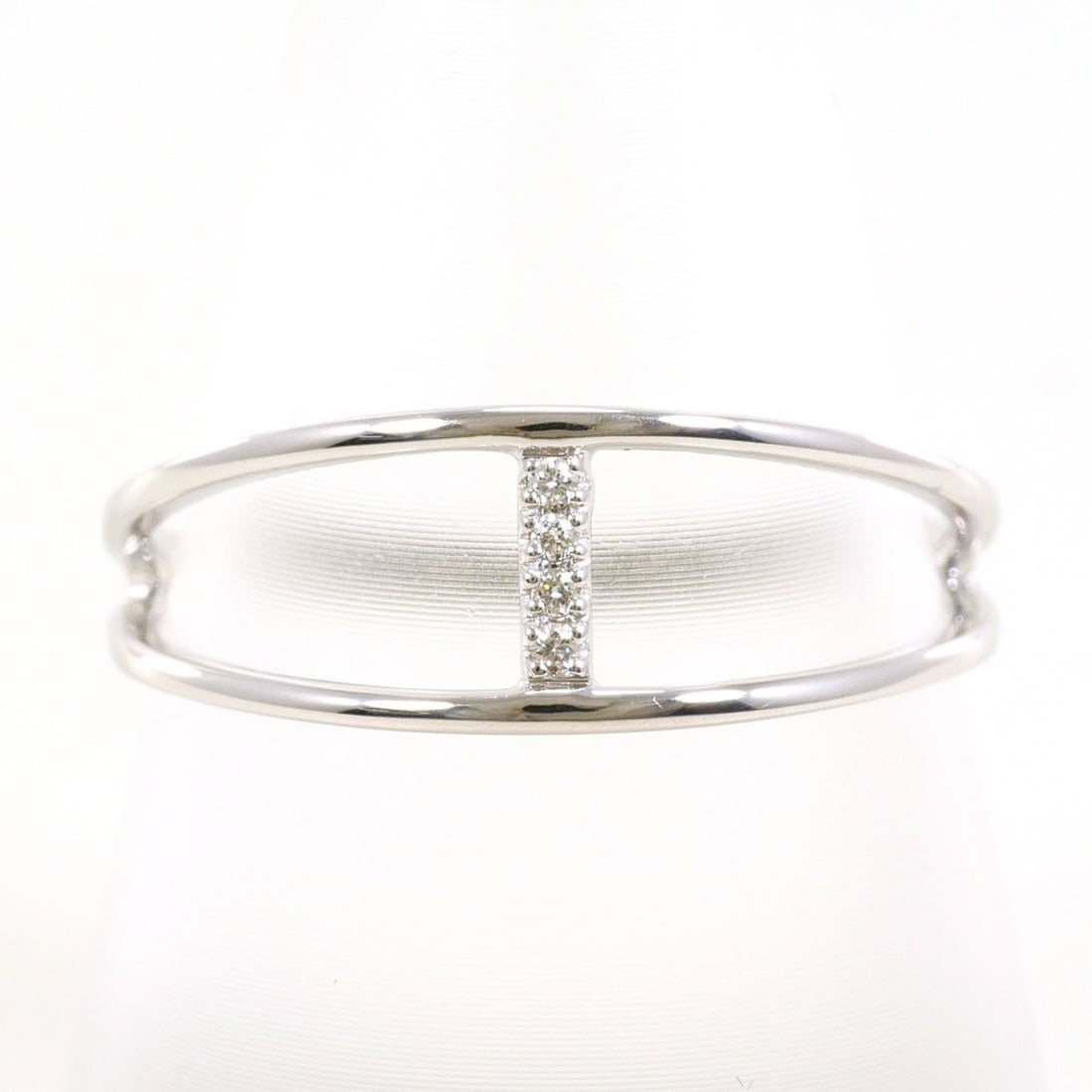 K10 10K WG White Gold Ring with 1 Diamond (no carat marking), Total Weight 1.5g, Like New Condition.: --- Catalog ---Category: SizeWidth: 7mm / 0.28''Weight: 1.5g / 0.05oz.JP Size: 15US Size: 7.5Category: DesignType: Band ringColor: White goldMetal: White GoldStone: DiamondGender: WomenMaterial: White