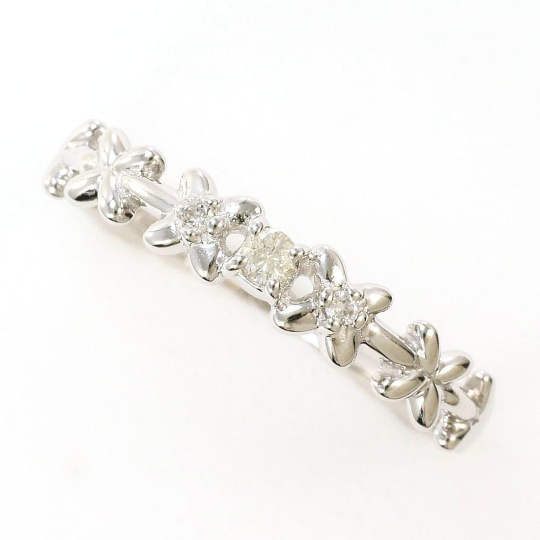 K14 14K WG White Gold Ring with Diamond (no carat marking), Total Weight 1.1g, Like New Condition.: --- Catalog ---Category: SizeWidth: 3mm / 0.12''Weight: 1.1g / 0.03oz.JP Size: 9.5US Size: 5Category: DesignType: Band ringColor: White goldMetal: White GoldStone: DiamondGender: WomenMaterial: White 