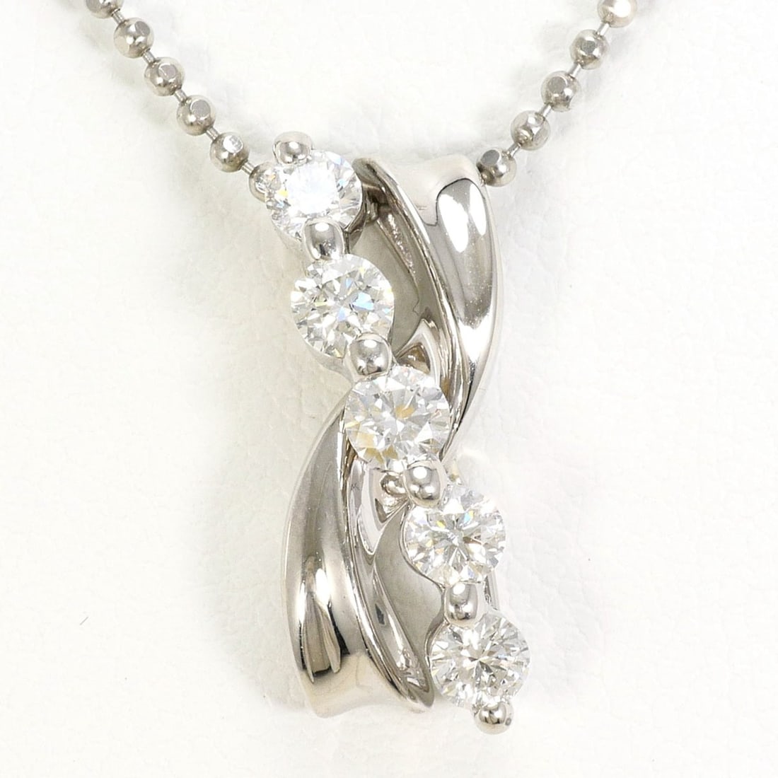 PT900 Platinum / PT850 Necklace with 0.517ct Diamond, Certificate of Authenticity Included, Total: --- Catalog ---Category: SizeWeight: 7.5g / 0.26oz.Pendant Size: 18mm x 9mm / 0.7'' x 0.35''Neck Circumference: 50 cm / 19.68''Category: DesignColor: PlatinumMetal: PlatinumStone: DiamondGender: Women