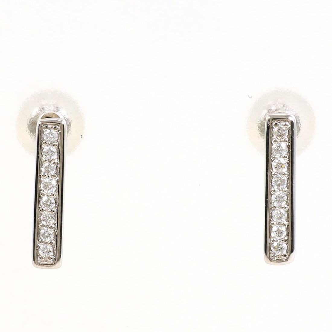 PT900 Platinum Earrings with 0.03ct Diamonds, Total Weight 1.5g, Like New Condition.: --- Catalog ---Category: SizeWeight: 1.5g / 0.05oz.Category: DesignType: Stud earringsColor: PlatinumMetal: PlatinumStone: DiamondGender: WomenMaterial: Platinum 900Weight (ct.): 0.03Category: General