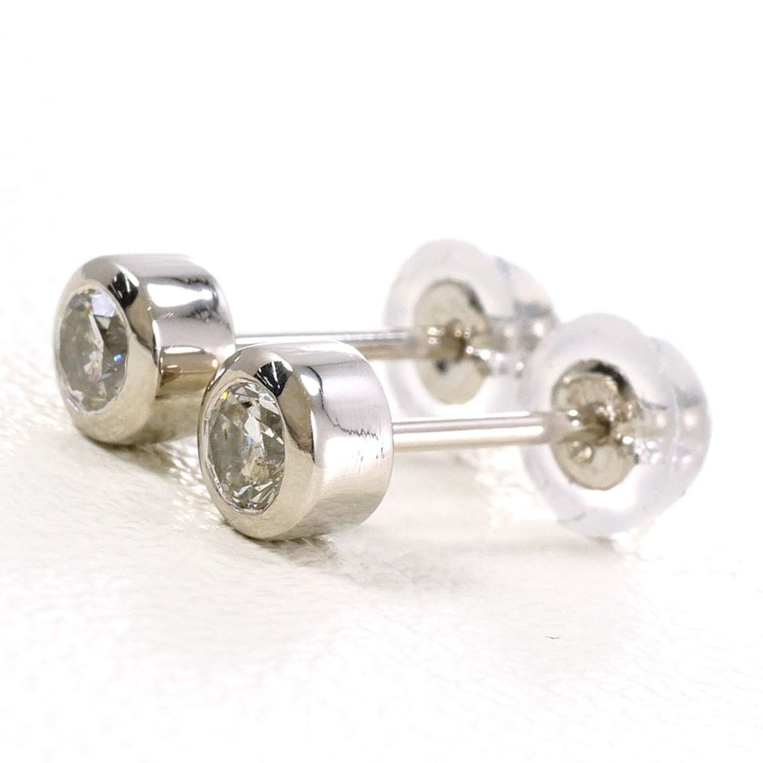 Platinum (PT) earrings with diamonds (no carat markings), total weight 1.0g, like new.: --- Catalog ---Category: SizeWeight: 1g / 0.03oz.Category: DesignType: Stud earringsColor: PlatinumMetal: PlatinumStone: DiamondGender: WomenMaterial: PlatinumCategory: GeneralBrand: Unbranded--- Item