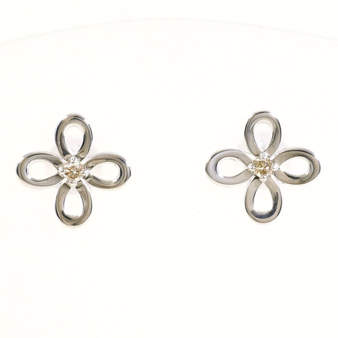 K10 10K WG White Gold Earrings with 0.02ct Diamonds, Total Weight 0.6g, Like New Condition.: --- Catalog ---Category: SizeWeight: 0.6g / 0.02oz.Category: DesignType: Stud earringsColor: White goldMetal: White GoldStone: DiamondGender: WomenMaterial: White gold (10K)Metal Purity: 10KWeight (ct