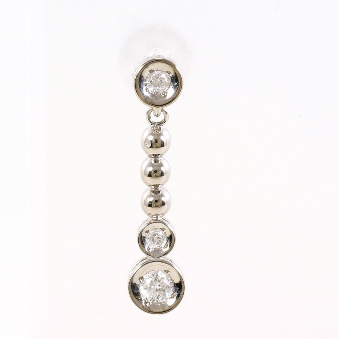 K14 14K WG White Gold Earring (Single Earring) with 0.10ct Diamond, Total Weight 0.5g, Like New: --- Catalog ---Category: SizeWeight: 0.5g / 0.01oz.Category: DesignType: Drop earringsColor: White goldMetal: White GoldStone: DiamondGender: WomenMaterial: White gold (14K)Metal Purity: 14KWeight (ct