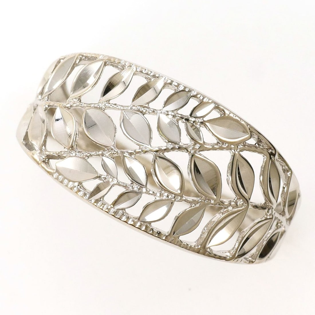 K10 10K WG White Gold Ring, Total Weight 1.8g, Like New Condition: --- Catalog ---Category: SizeWidth: 10mm / 0.39''Weight: 1.8g / 0.06oz.JP Size: 10.5US Size: 5.5Category: DesignType: Band ringColor: White goldMetal: White GoldGender: WomenMaterial: White gold (10K)