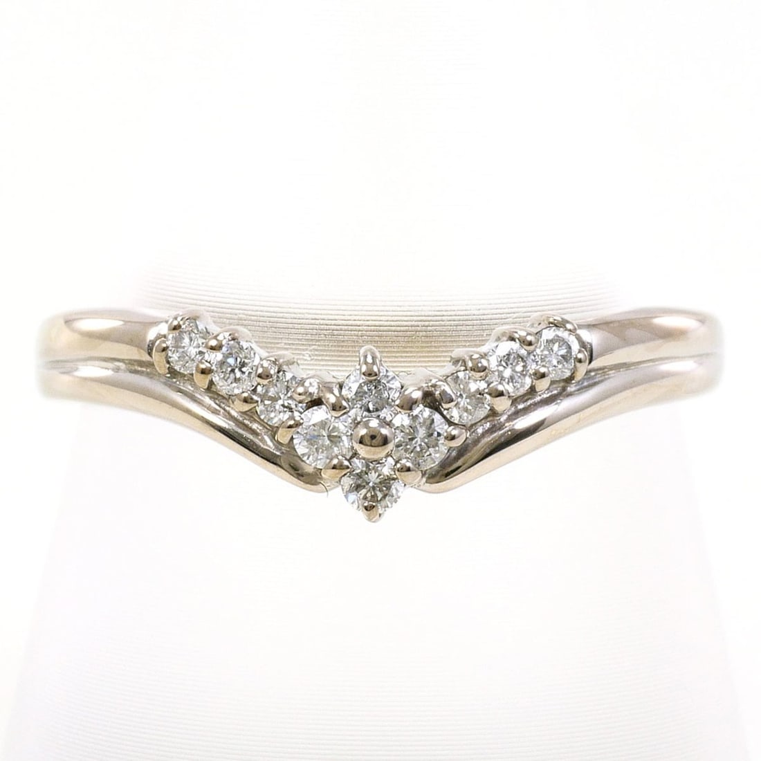 K14 14K WG White Gold Ring with 1 Diamond (0.18 ct), Total Weight 2.0g, Like New Condition.: --- Catalog ---Category: SizeWidth: 5mm / 0.2''Weight: 2g / 0.07oz.JP Size: 15.5US Size: 7.5Category: DesignType: Band ringColor: White goldMetal: White GoldStone: DiamondGender: WomenMaterial: White 