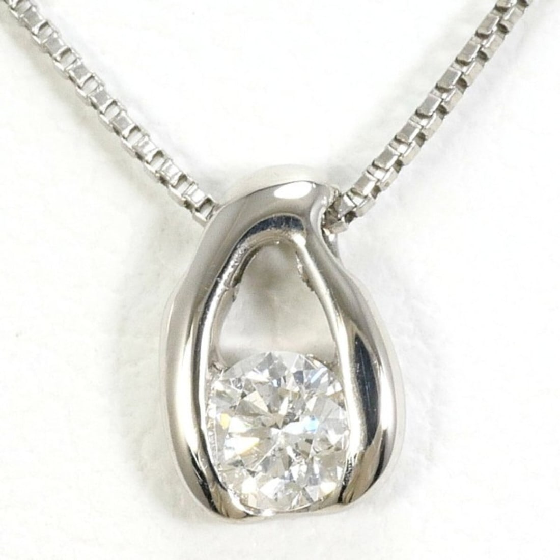 PT900 Platinum PT850 Necklace with 0.10ct Diamond, Total Weight Approx. 1.5g, 45cm, Used/Like New: --- Catalog ---Category: SizeWeight: 1.5g / 0.05oz.Neck Circumference: 45 cm / 17.71''Category: DesignColor: PlatinumMetal: PlatinumStone: DiamondGender: WomenMaterial: Platinum 850, Platinum 900Weigh