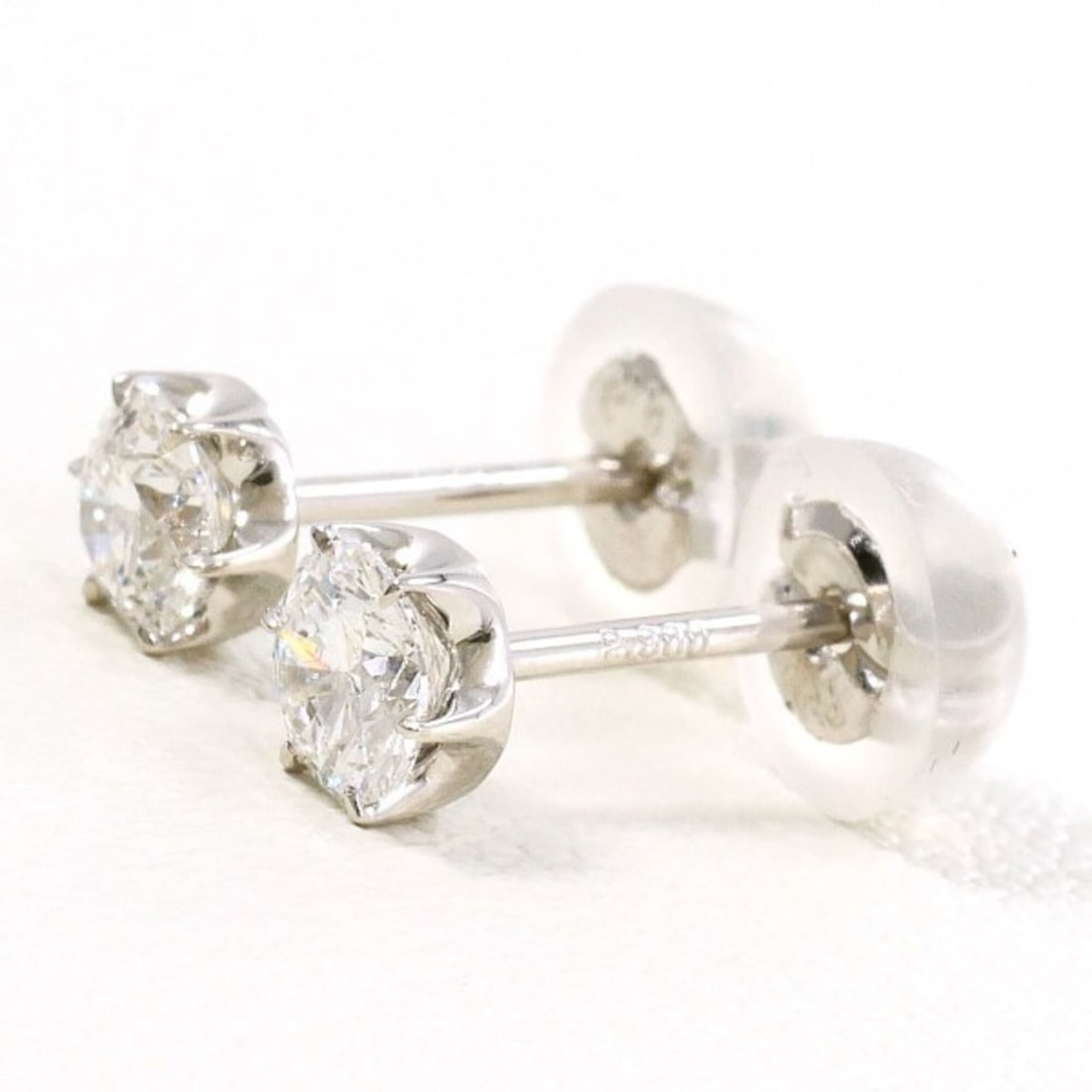PT900 Platinum Earrings with Diamonds (0.22 and 0.20 carats), Total Weight Approx. 0.7g,: --- Catalog ---Category: SizeWeight: 0.7g / 0.02oz.Category: DesignType: Stud earringsColor: PlatinumMetal: PlatinumStone: DiamondGender: WomenMaterial: Platinum 900Category: GeneralBrand: Unbranded--