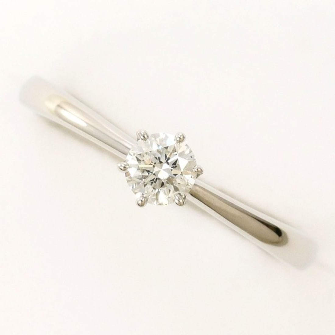 PT900 Platinum Ring with 0.15 Carat Diamond, Total Weight Approx. 1.8g, Used Jewelry, Like New: --- Catalog ---Category: SizeWidth: 4mm / 0.16''Weight: 1.8g / 0.06oz.JP Size: 6US Size: 3.5Category: DesignType: Band ringColor: PlatinumMetal: PlatinumStone: DiamondGender: WomenMaterial: Platinum 9