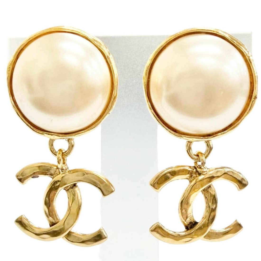 CHANEL Vintage 94A Coco Mark Faux Pearl Swing Earrings (Pair) Gold Made in France Women's: --- Catalog ---Category: SizeSize (HxWxD): 43.00mm x 20.00mm / 1.69'' x 0.79''Category: DesignType: Clip earringsColor: GoldGender: WomenSingle earring: YesCategory: GeneralMPN: 94ABrand: ChanelCountr