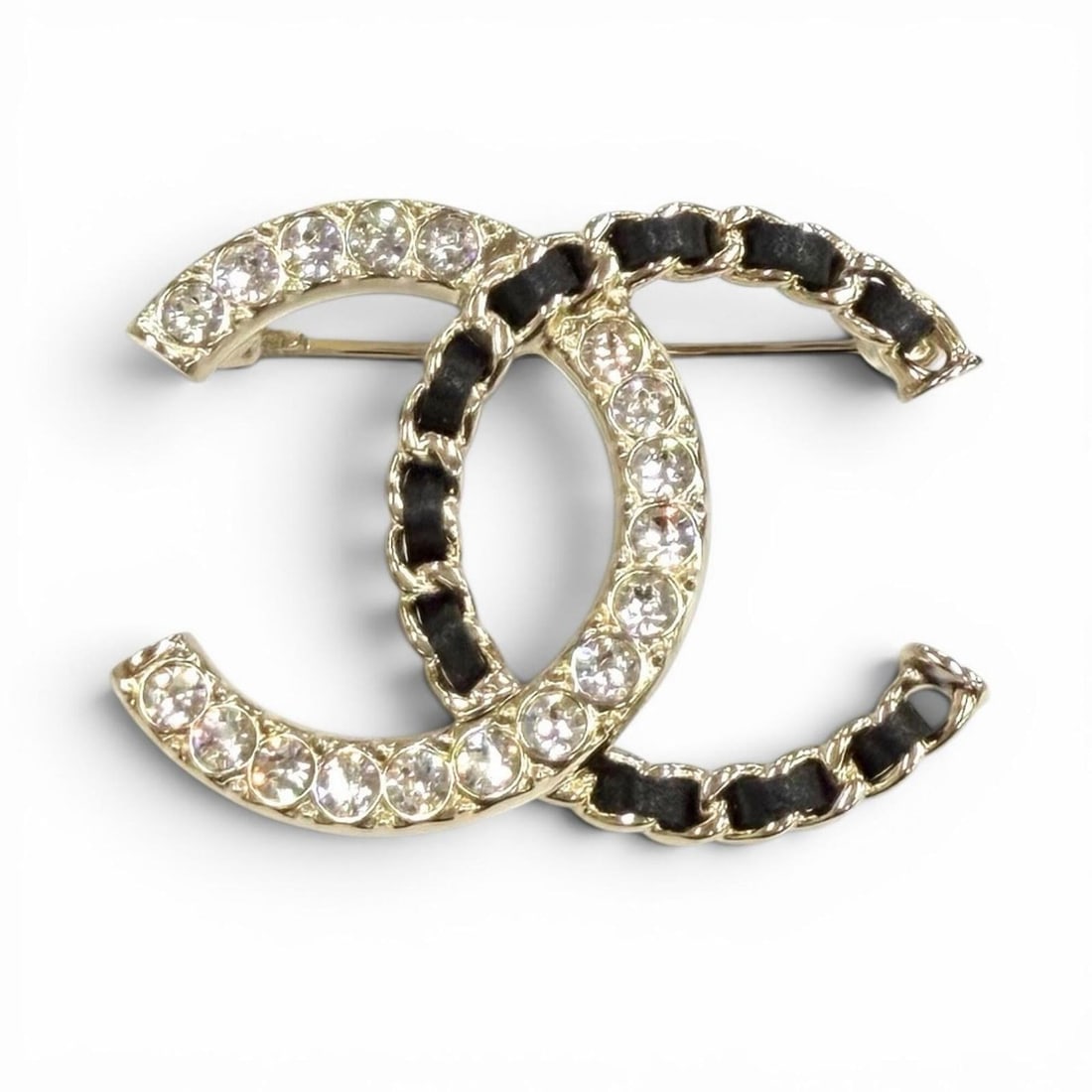 CHANEL A25B Coco Mark Rhinestone Leather Chain Brooch, Gold and Black, Made in France, Women's, with: --- Catalog ---Category: SizeSize (HxWxD): 3.2cm x 4.5cm / 1.25'' x 1.77''Category: DesignType: BroochColor: Black, GoldStone: RhinestoneGender: WomenCategory: GeneralBrand: ChanelCountry of Origin: F