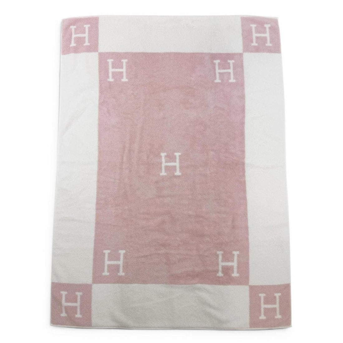 HERMES Avalon 100% Cotton Rose Lilac H Pattern Bath Towel/Beach Towel, Approx. 120 x 88cm, Made in: --- Catalog ---Category: SizeSize (LxW): 1.2m x 88cm / 47.24'' x 34.64''Category: DesignType: Bath towelColor: LilacGender: WomenMaterial: Cotton Category: GeneralBrand: HermesCountry of Origin: Franc