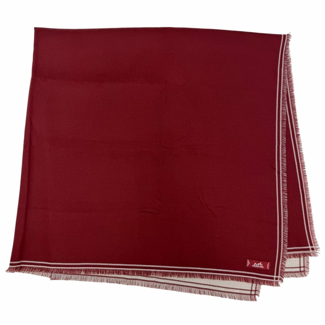 HERMES Carre Geant 100% Cashmere Fringe Large Shawl Scarf/Muffler Bordeaux Off-White Made in England: --- Catalog ---Category: SizeSize (LxW): 1.46m x 1.48m / 57.48'' x 58.26''Category: DesignType: ShawlColor: Bordeaux, Off-whiteGender: WomenMaterial: Cashmere Category: GeneralBrand: HermesCountry of 