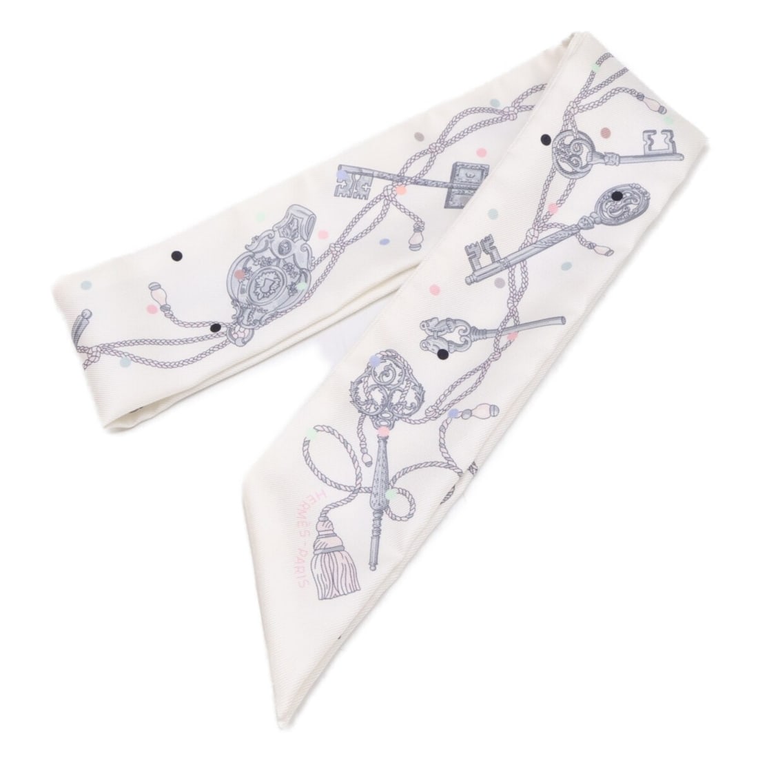 HERMES Les Cles A Pois Key Motif Silk Twilly Scarf/Muffler White Women's: --- Catalog ---Category: SizeSize (LxW): 86cm x 5cm / 33.85'' x 1.96''Category: DesignType: ScarfColor: WhiteGender: WomenMaterial: Silk Category: GeneralBrand: Hermes--- Item List ---Section: Conditi