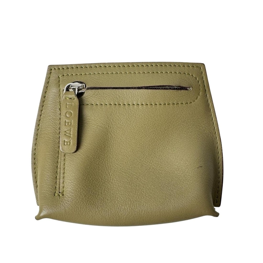 Loewe LOEWE Leather Wallet/Coin Purse for Women: --- Catalog ---Category: SizeSize (HxWxD): 9.5cm x 11.5cm / 3.74'' x 4.52''Category: DesignType: Coin purse/coin caseColor: OliveGender: WomenMaterial: Leather Category: GeneralBrand: Loewe--- Item Li