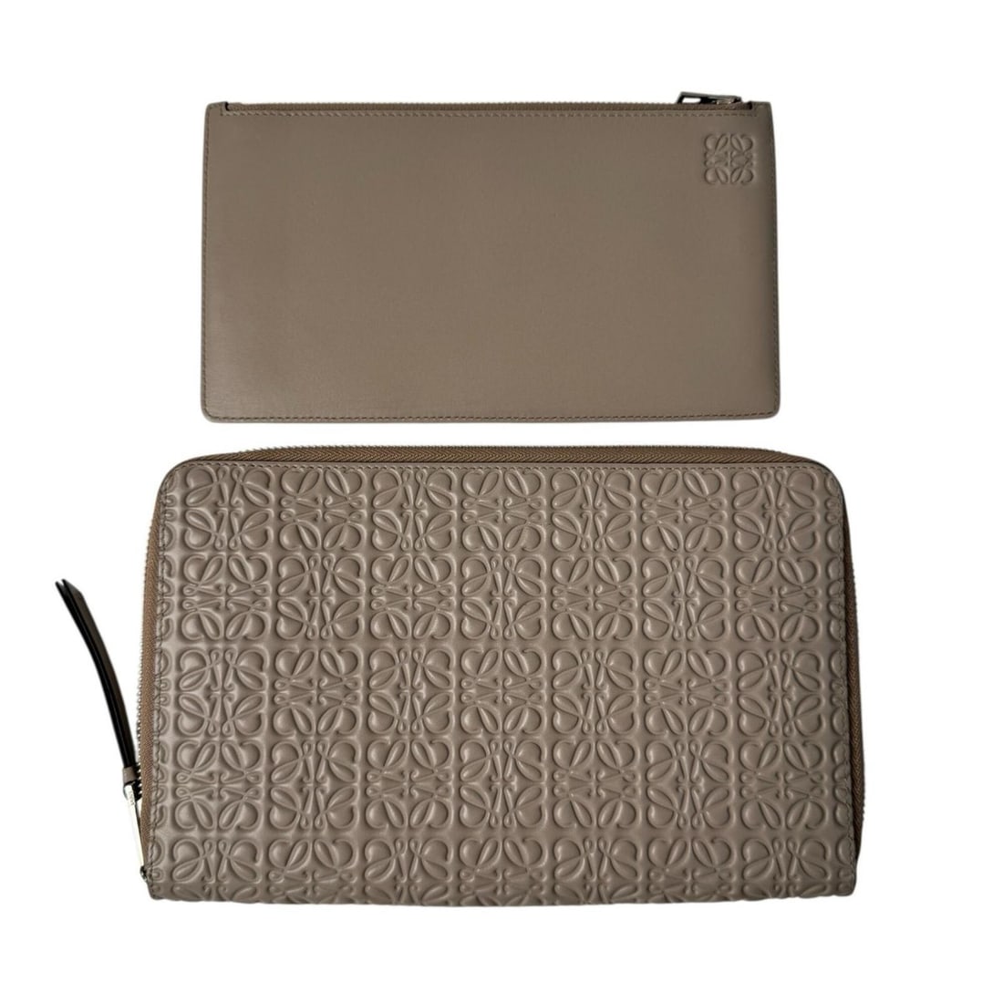 Loewe Repeat Anagram Long Wallet Multi-Case Business Card Holder/Card Case for Women: --- Catalog ---Category: DesignType: Card caseColor: Beige, GrayishGender: WomenMaterial: Leather Category: GeneralBrand: LoeweCategory: Physical PropertiesSize (HxWxD): 15cm x 23cm / 5.9'' x 9.05''--