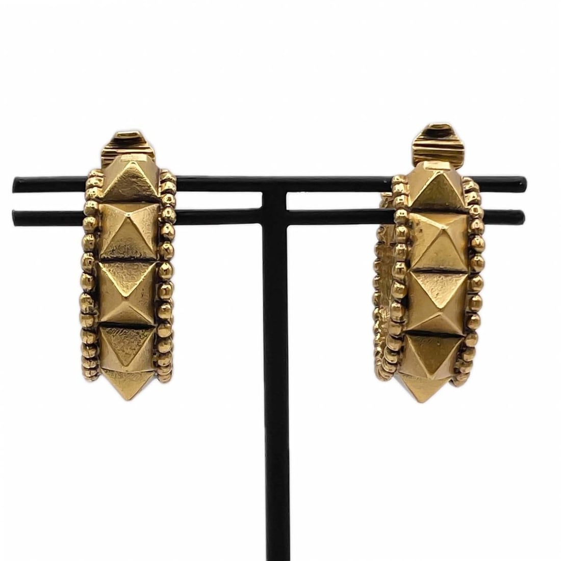 YVES SAINT LAURENT Large Hoop Vintage Earrings with Pyramid Studs, Gold, for Women: --- Catalog ---Category: SizeSize (HxWxD): 30.00mm x 20.00mm x 11.00mm / 1.18'' x 0.79'' x 0.43''Category: DesignType: Clip earringsColor: GoldGender: WomenCategory: GeneralBrand: Yves Saint Laurent--