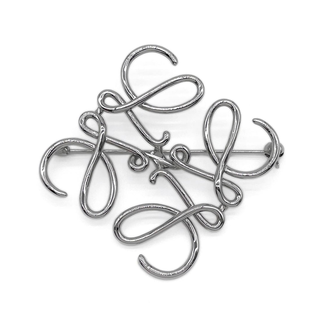 LOEWE Anagram Brooch, 5cm x 5.2cm, 111.25.020, Metal, Silver, Women's.: --- Catalog ---Category: SizeSize (HxWxD): 65cm x 65cm / 25.59'' x 25.59''Category: DesignType: BroochColor: SilverGender: WomenMaterial: MetalCategory: GeneralBrand: Loewe--- Item List ---Section: Co
