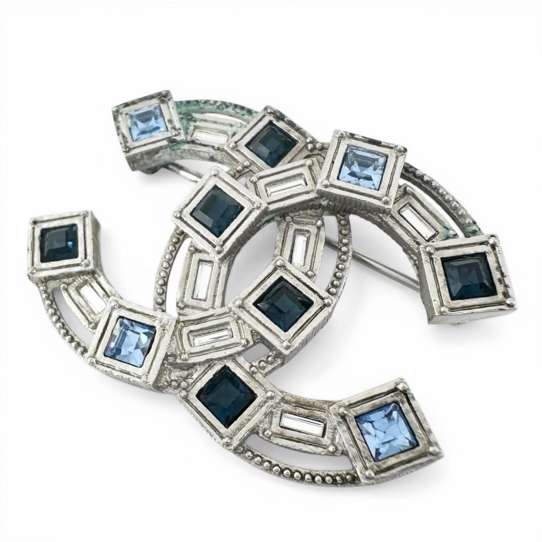 CHANEL Coco Mark Rhinestone Brooch B17S Silver Women's: --- Catalog ---Category: SizeSize (HxWxD): 2.65cm x 3.65cm / 1.04'' x 1.43''Category: DesignType: BroochColor: SilverGender: WomenCategory: GeneralMPN: B17SBrand: ChanelCountry of Origin: Italy--- Ite