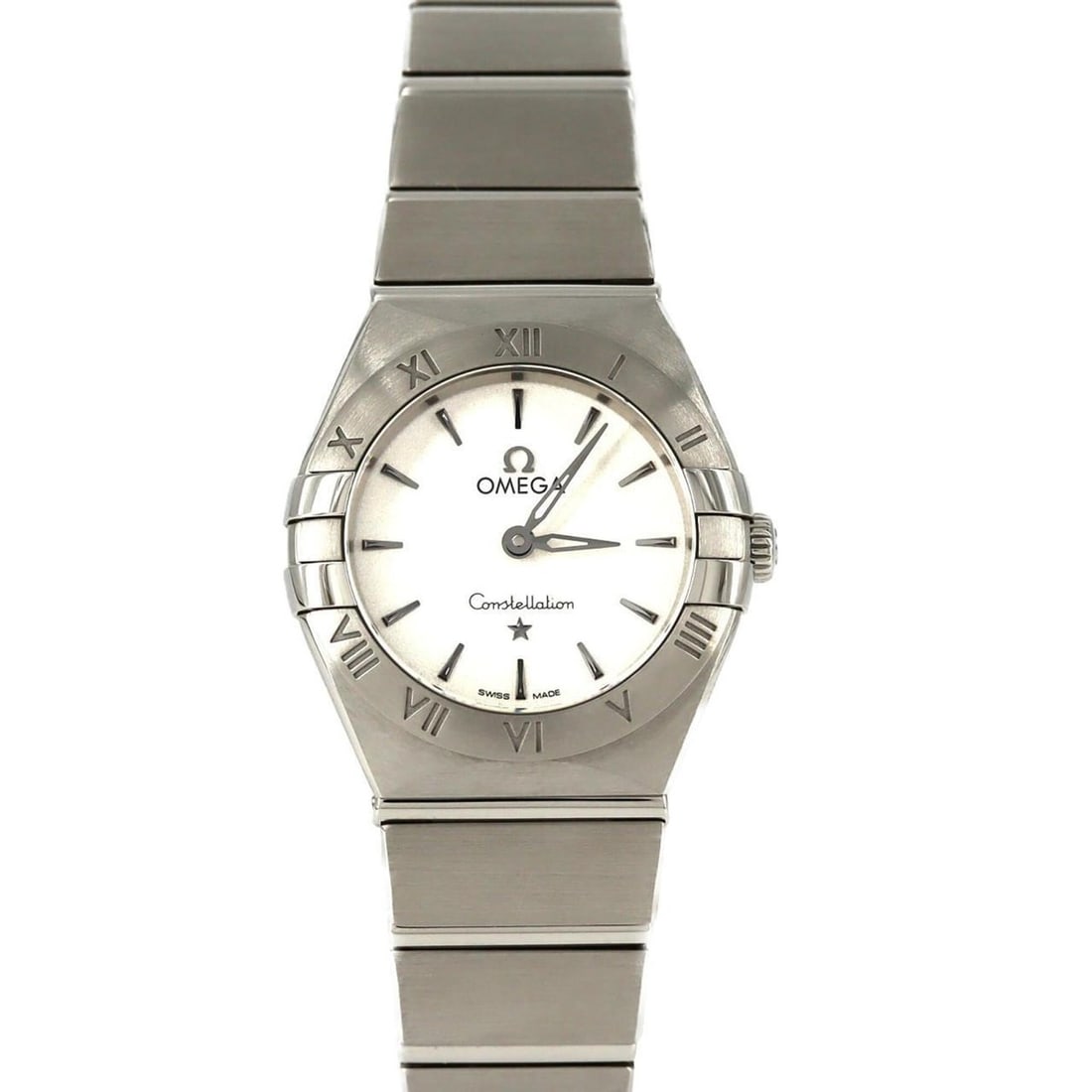 Omega Constellation Manhattan Brush 131.10.25.60.02.001 Stainless Steel Quartz Watch: --- Catalog ---Category: SizeWrist Size: 17cm / 6.69''Case Diameter: 25mm / 0.98''Category: DesignType: WristwatchGender: WomenColor (Dial): SilverMaterial (Band): Stainless steelMaterial (Case): Stai