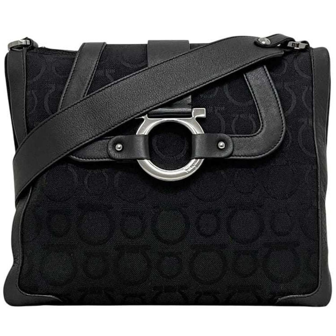 Salvatore Ferragamo bag, black, Gancini design, FH-21 7780, canvas and leather.: --- Catalog ---Category: SizeSize (HxWxD): 22cm x 27cm x 6cm / 8.66'' x 10.62'' x 2.36''Strap Length: 65cm / 25.59''Category: DesignType: Shoulder bagColor: BlackGender: Women,MenMaterial: Canvas , Le