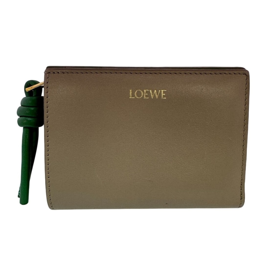 LOEWE Knot Compact Zip Bi-fold Wallet, Beige: --- Catalog ---Category: SizeSize (HxWxD): 8.5cm x 12cm x 3cm / 3.34'' x 4.72'' x 1.18''Category: DesignType: Wallet (bi-fold)Color: Beige, GreenGender: WomenMaterial: Leather Category: GeneralBrand: 
