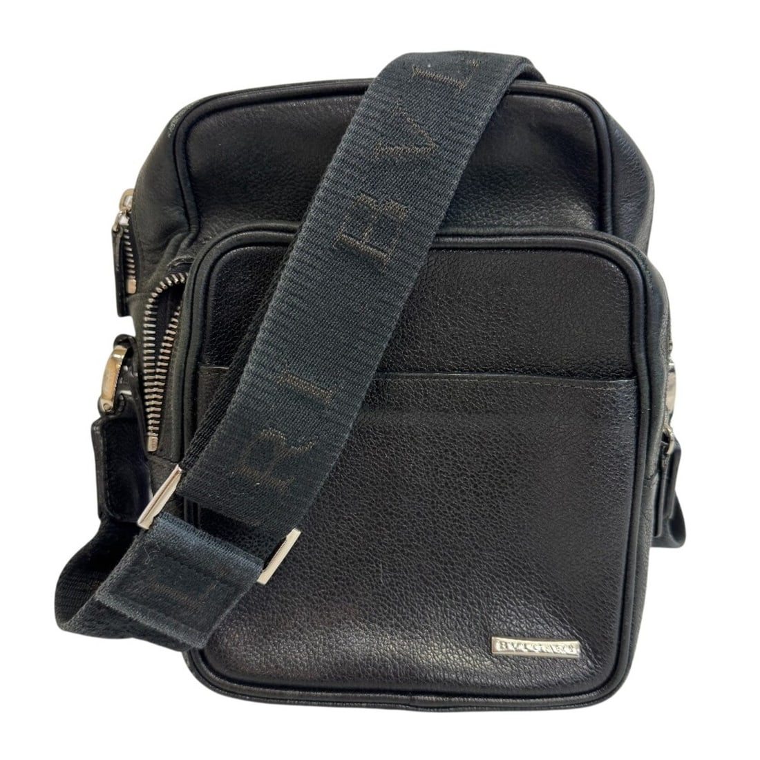 BVLGARI Bulgari Logo Plate Shoulder Bag Black: --- Catalog ---Category: SizeSize (HxWxD): 21.5cm x 19cm x 10cm / 8.46'' x 7.48'' x 3.93''Category: DesignType: Shoulder bagColor: BlackGender: MenMaterial: Leather Category: GeneralBrand: Bvlgari---